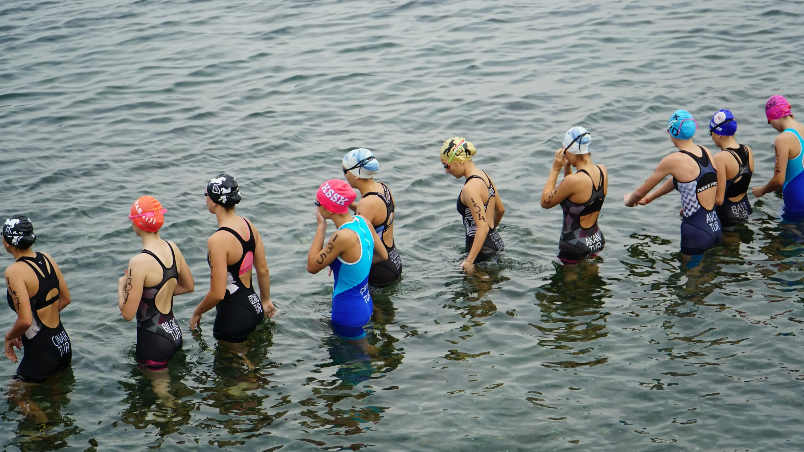 gepersonaliseerde-petten-zwemclubs-logo's-teams-kopie