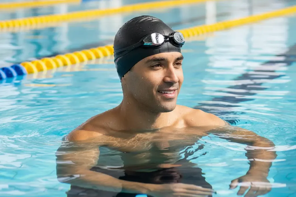 Professionele zwemmer die een hypoallergene siliconen badmuts draagt ​​om allergieën te voorkomen